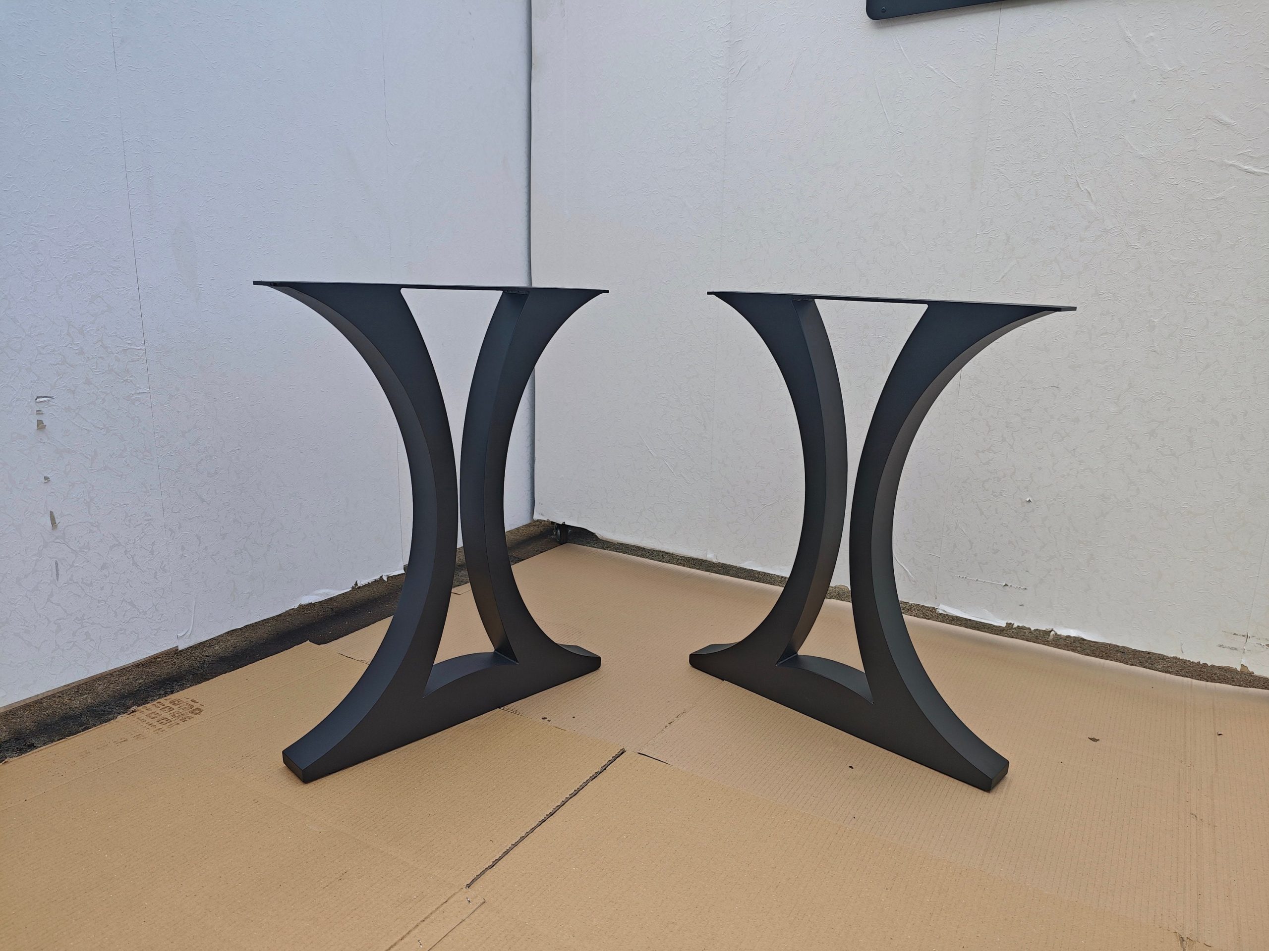 Twin Curvy designer legs